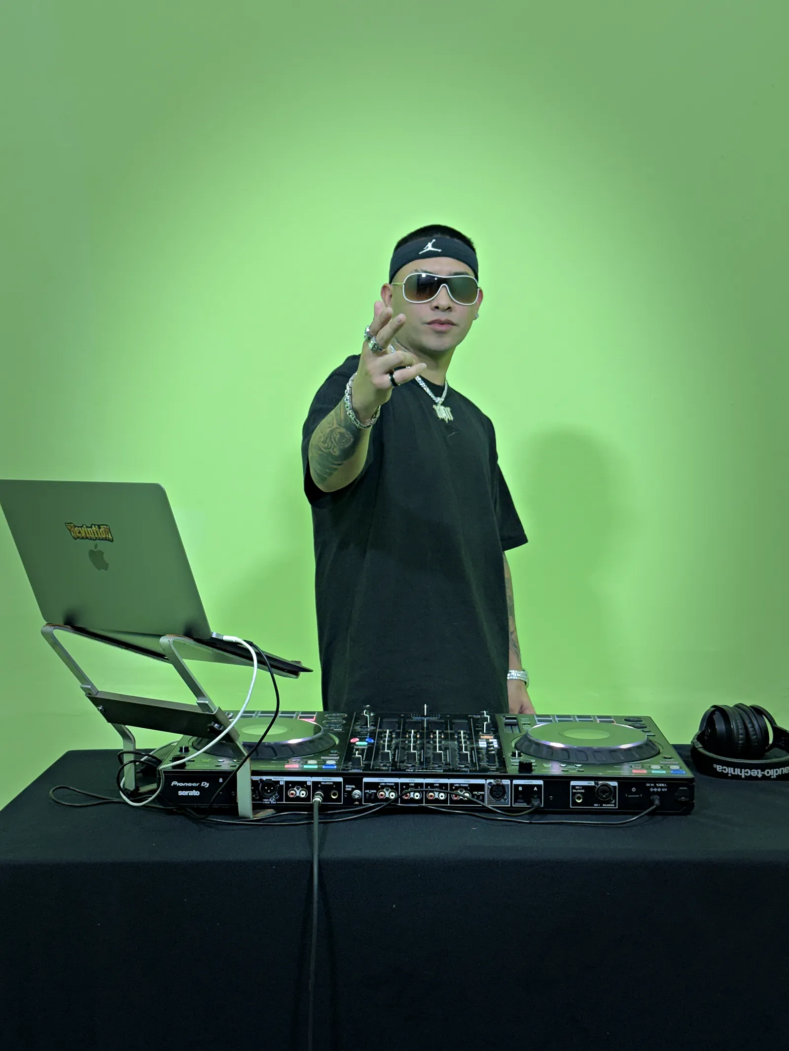 Grabación de un DJ set sobre chroma.