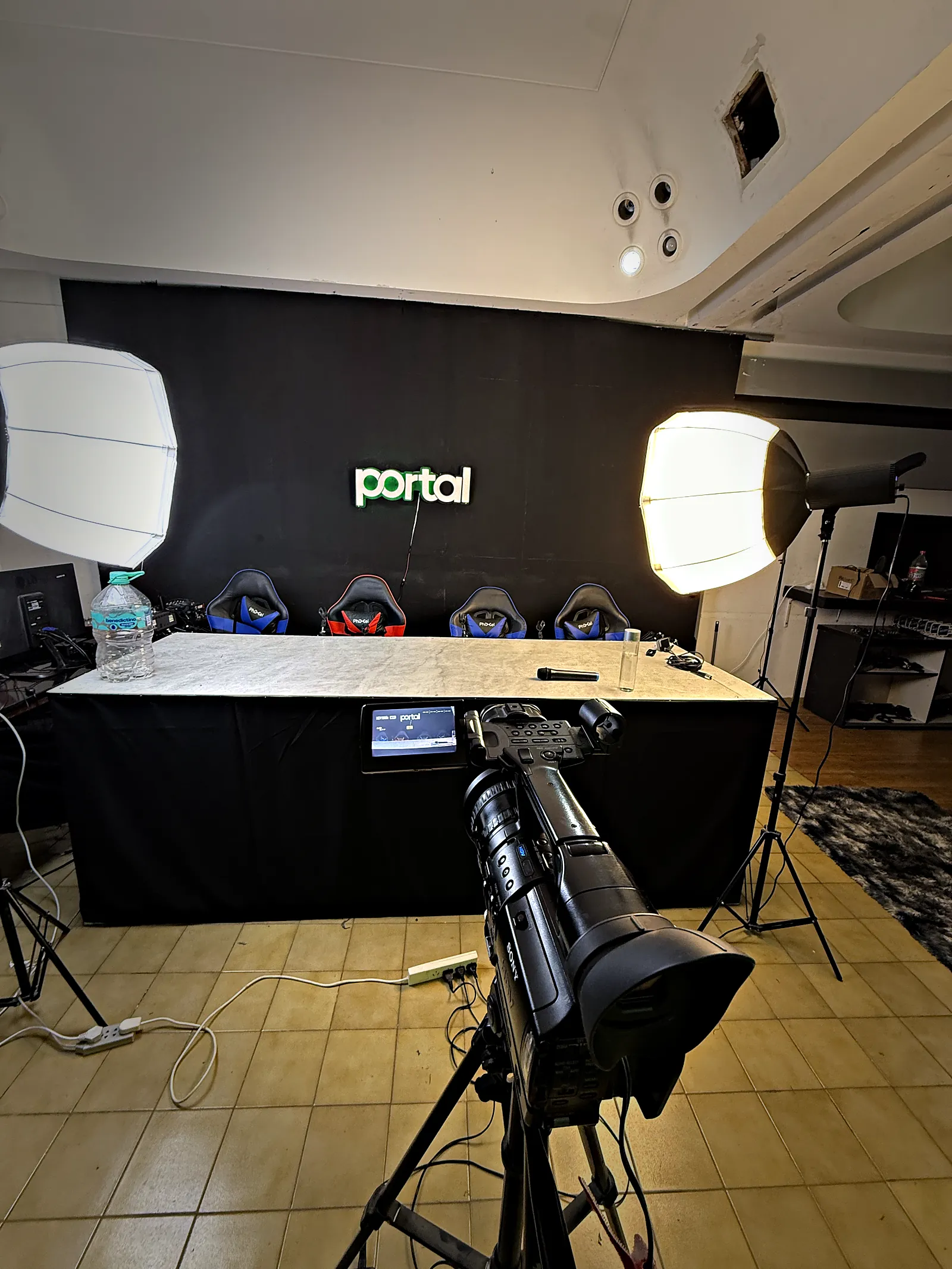 Set de podcast con cámara en primer plano